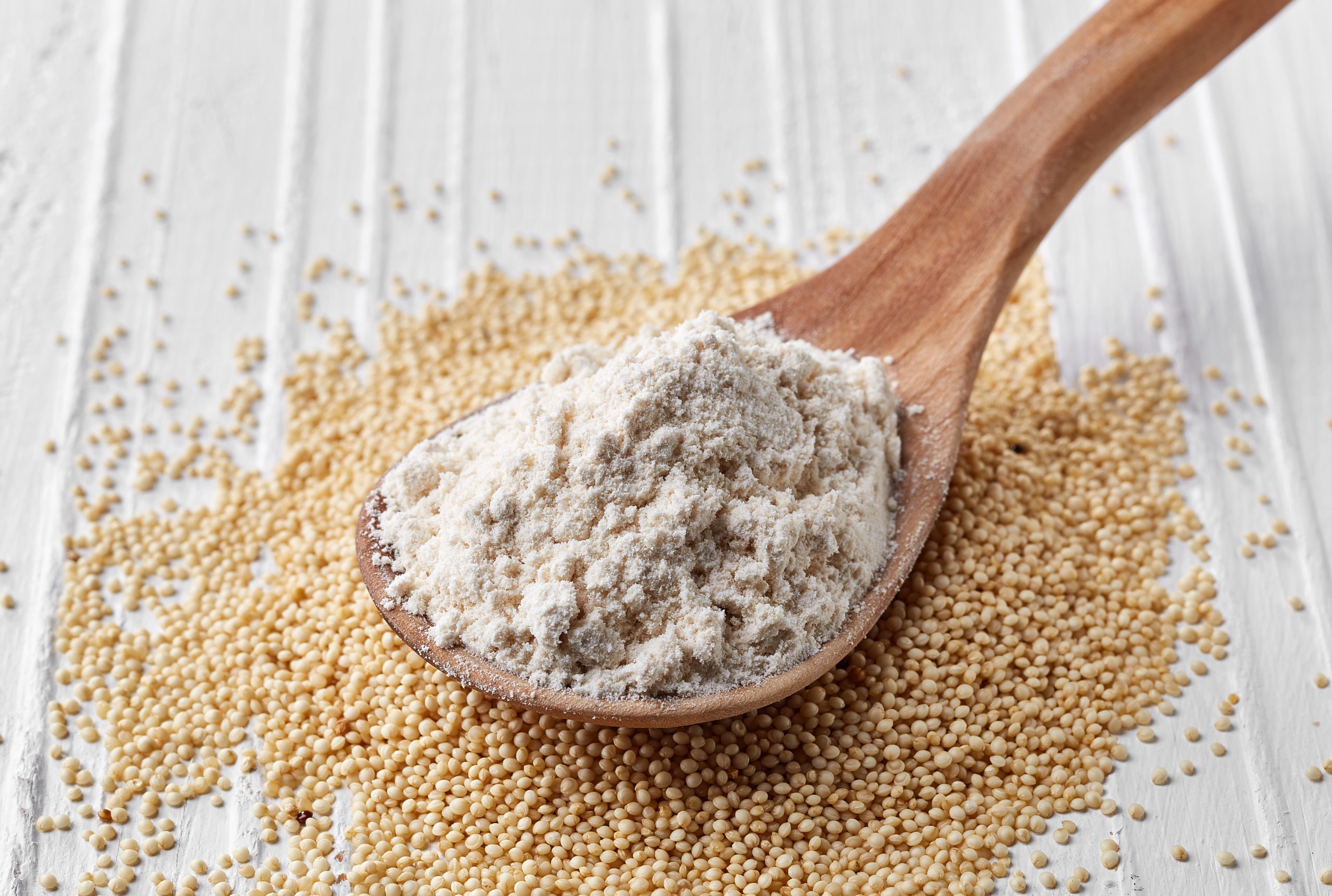 Spoon,Of,Amaranth,Seeds,Flour,On,White,Wooden,Background